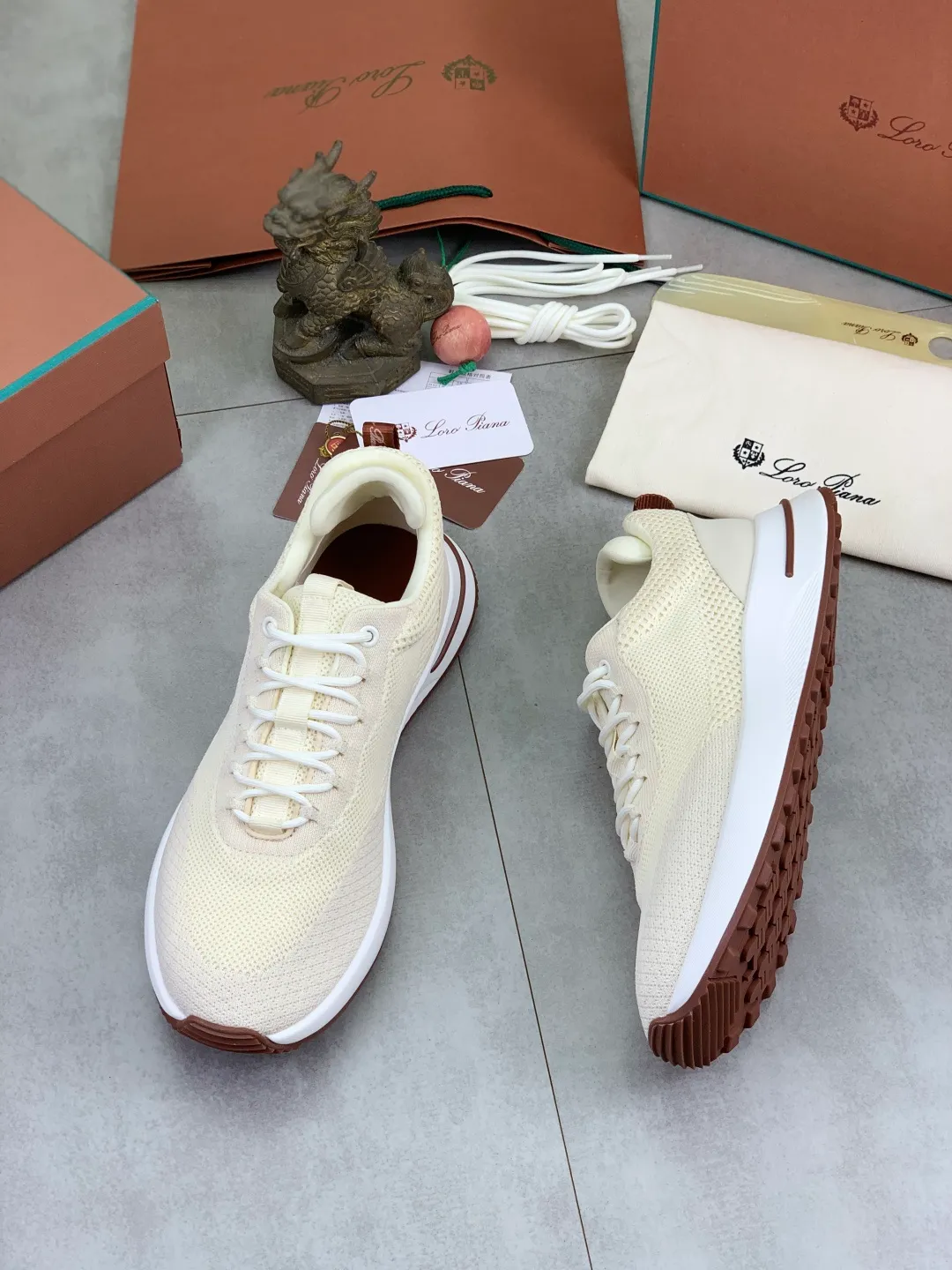Men's men's shoes 💰P542 New style 💰High quality The latest casual shoes Loro Piana 💯Top grade💯Buy the original copy💯 Founded the existing Loro Piana company on April 24, 1924. The family has been operating for the sixth generation, providing top quality products to customers who are discerning in taste and quality. Imported original fly woven fabrics with cowhide fabric, plain calfskin lining, hand-stitched threads with cowhide feet, original packaging, high-end outsole, size: 38-46, multiple colors available, complete package